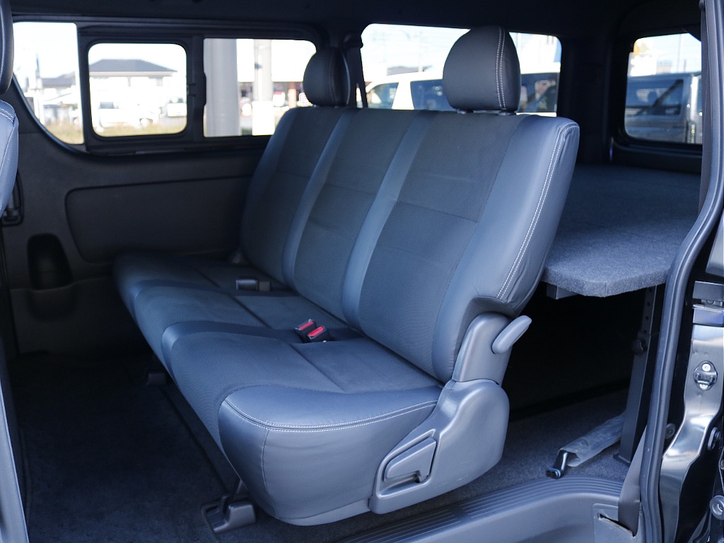 後部座席もハーフレザーシートとなっております♪