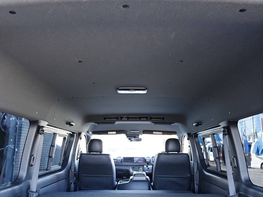 ルーフライニングも黒を基調としているので汚れも目立ちにくいです♪
