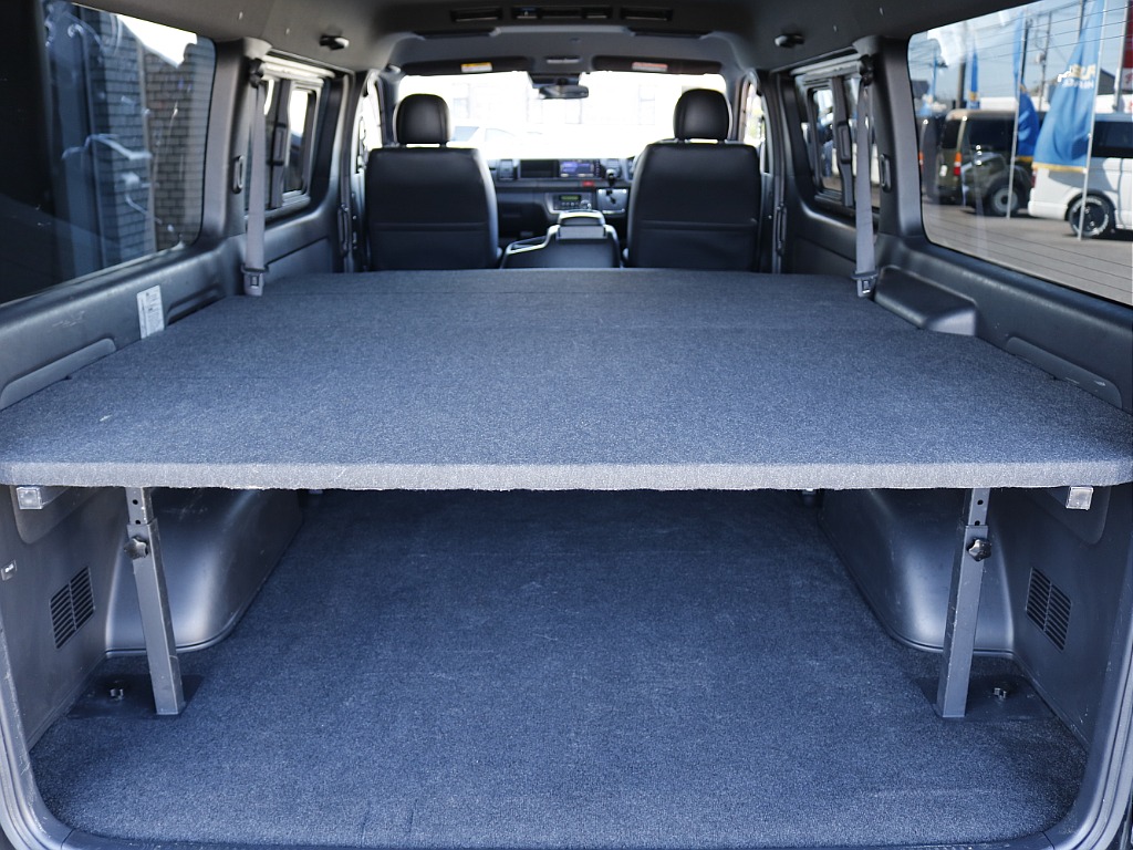 ベッドキット搭載で車中泊にもお仕事にも最適です♪