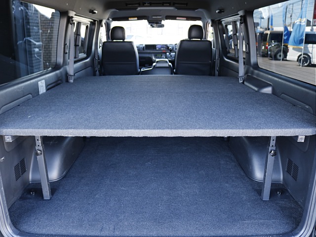 ベッドキット搭載で車中泊にもお仕事にも最適です♪