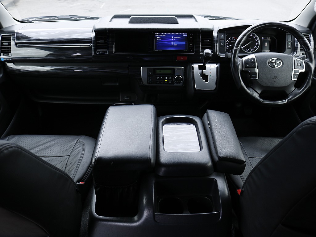 運転席周り☆  カスタムパーツ多数装着されております♪