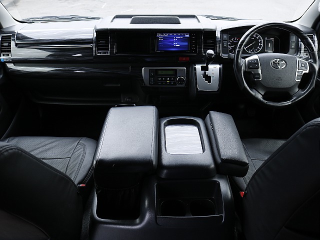 運転席周り☆  カスタムパーツ多数装着されております♪