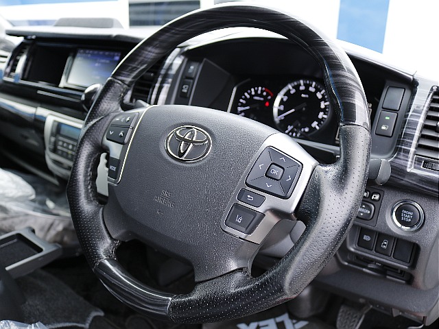 ガングリップタイプのステアリング☆ 見た目も良く、握りやすい形状です♪