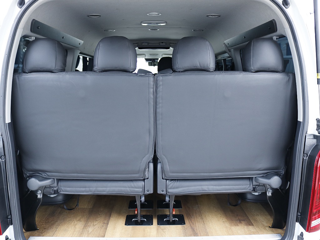 四列目シートは左右に跳ね上げも可能です♪