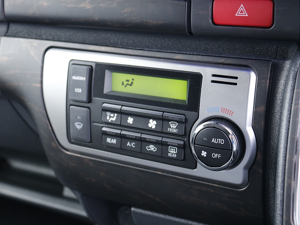 エアコン操作部です！ HDMI、USBポートとワイパーデアイサーのスイッチがございます☆