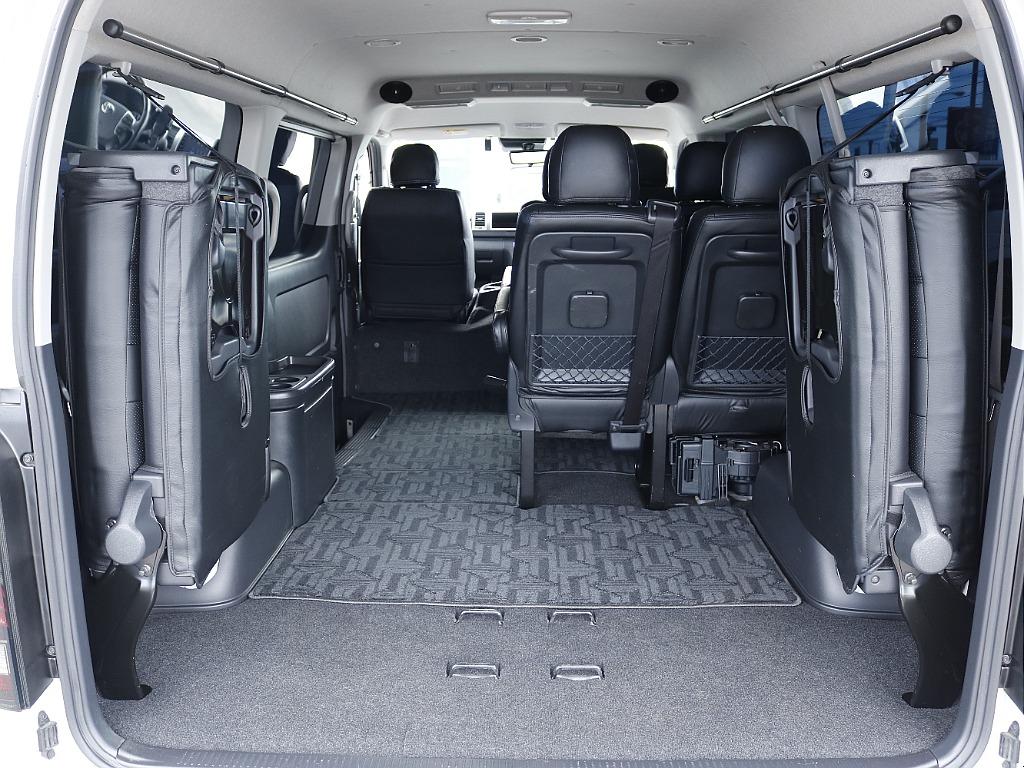 4列目を跳ね上げれば、広大な荷室にも変化いたします♪