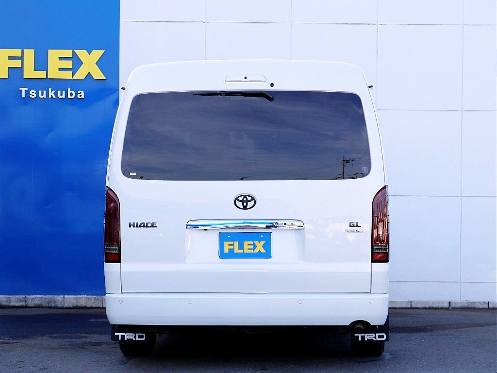 リアビュー☆ ハイエース特有の丸みのあるフォルムです♪