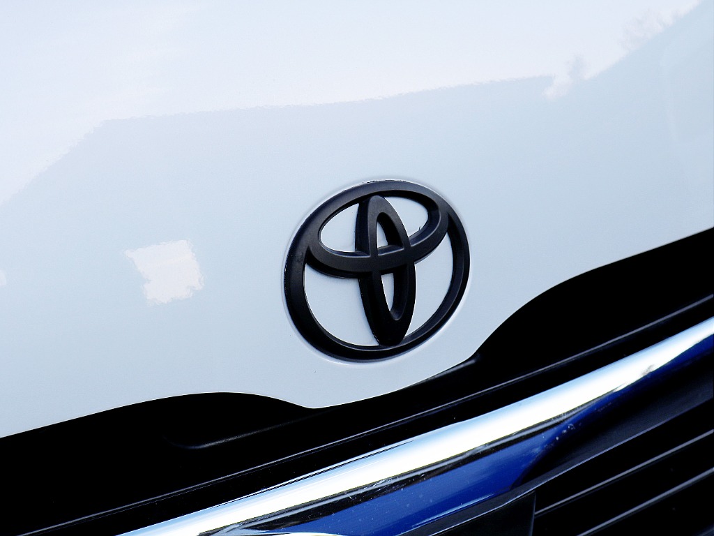 マットブラックに変更されたトヨタエンブレム♪