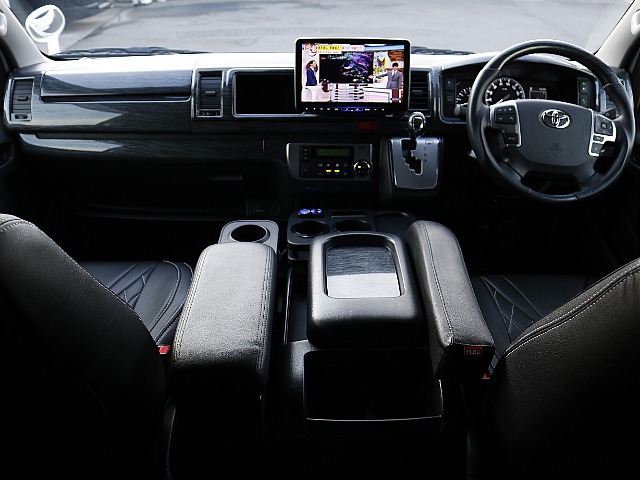 フロントシート回り☆ 内装に負けない豪華な仕上がりです♪