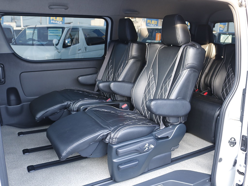 オットマン、アームレストも装着され足もとも広々スペースです♪