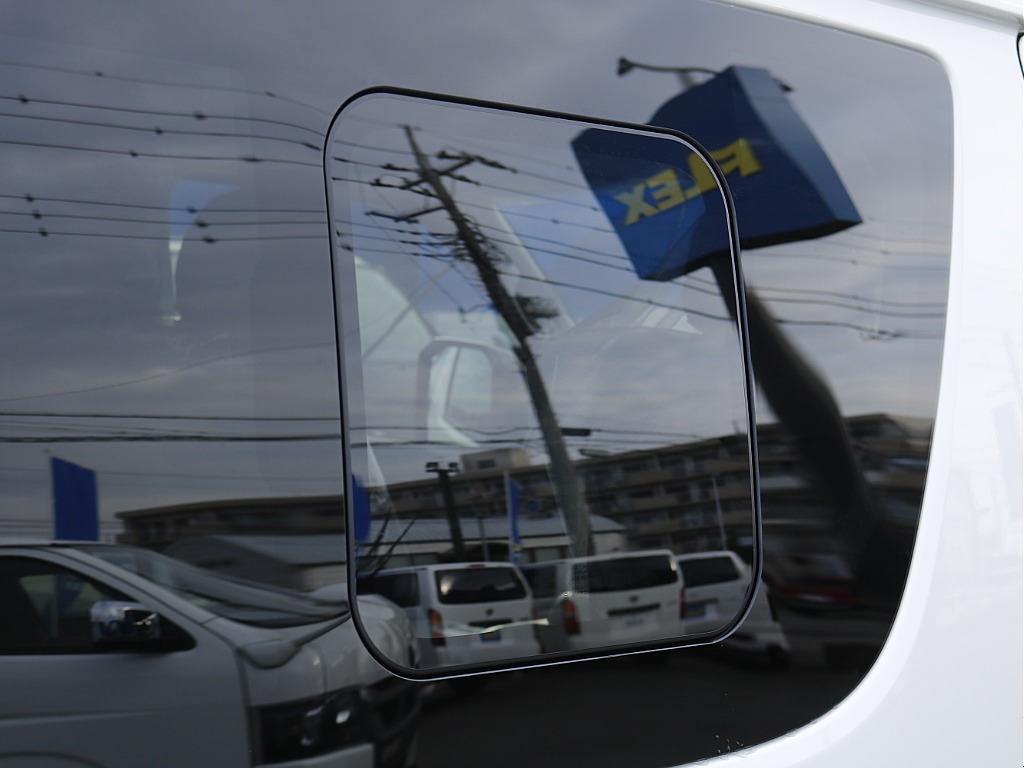 運転席側の後方には小窓付きで換気も可能です♪