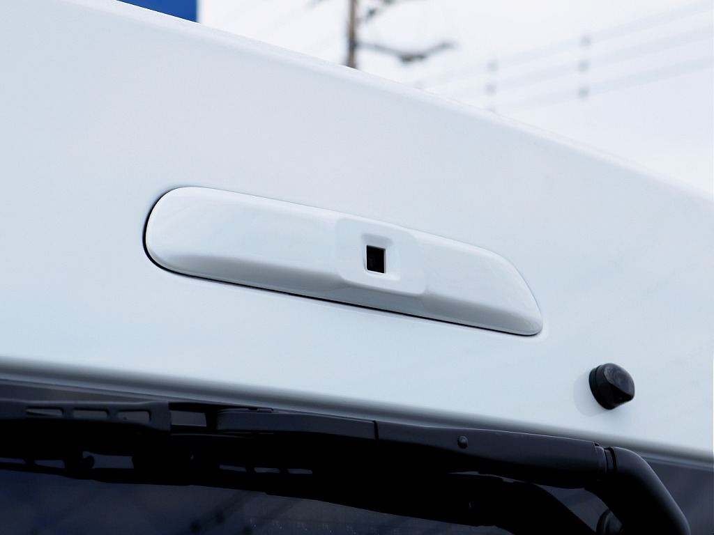 デジタルインナーミラーのカメラも目立たないように取り付けされています♪