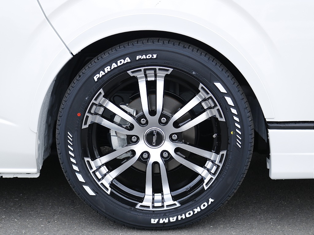 タイヤホイールはD02　18インチ＆パラダタイヤホイール