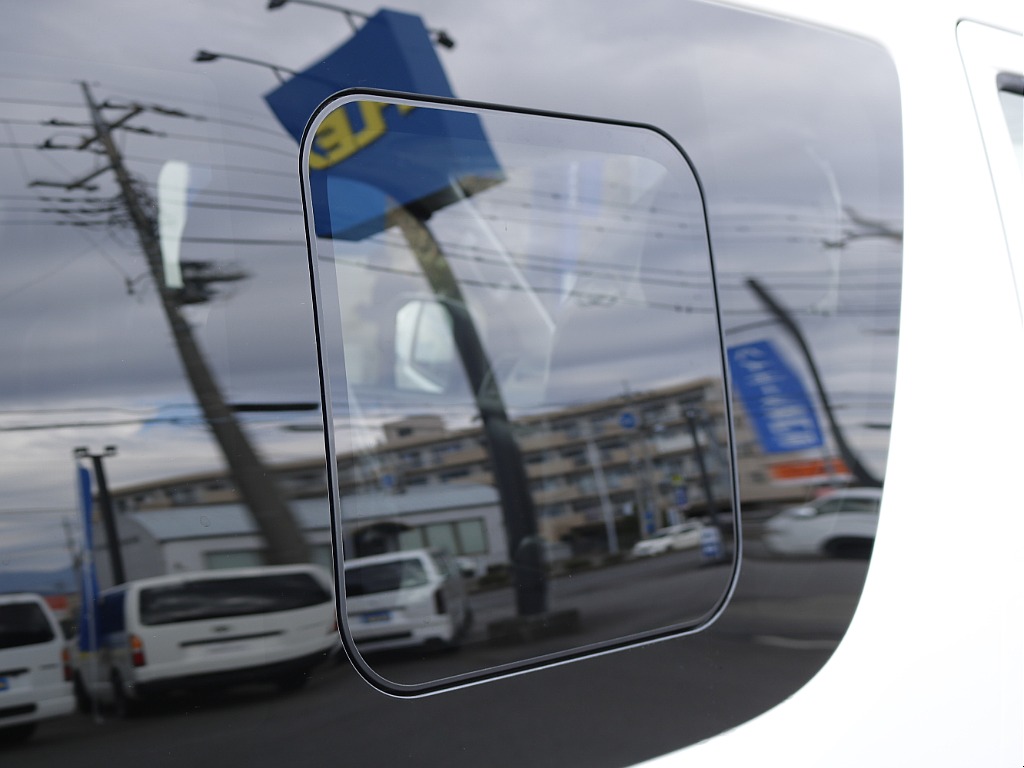 片側小窓付き☆ 網戸も取り付け可能です♪