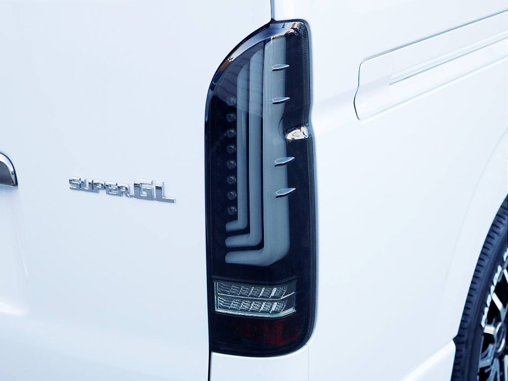 アルティメットテールランプ　タイプ2新品装着♪ 近未来的なデザインのテールランプです。