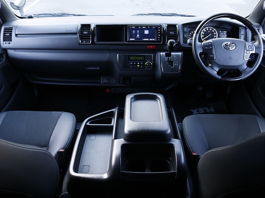 ダークプライム2専用内装、ワイドバンの広々とした運転席周りです。