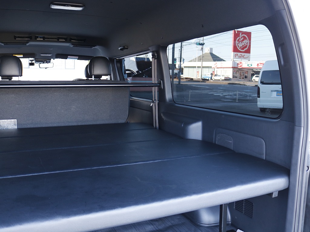 ハイエースの内装に合わせた形になっております☆