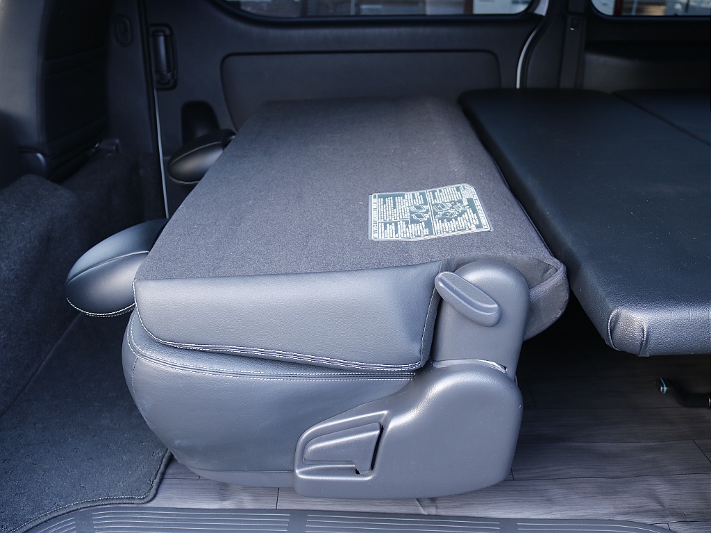 ベンチシートは前後にリクライニング可能です☆