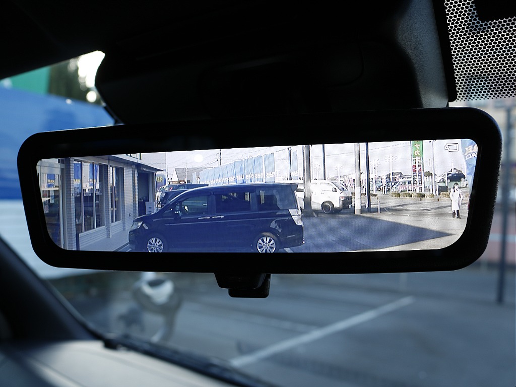 純正オプションのデジタルインナーミラーがついております☆