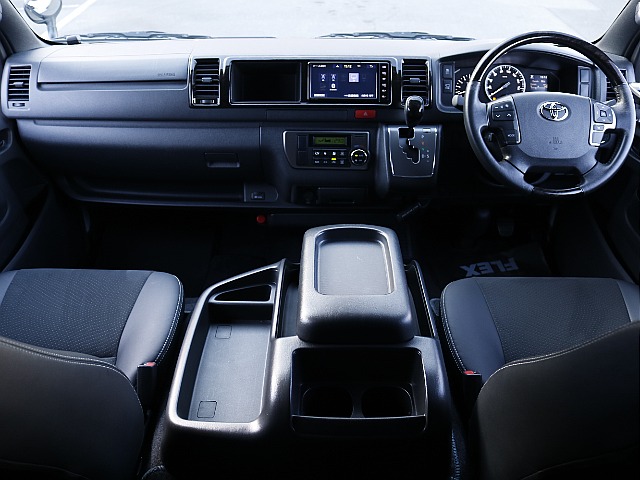 ダークプライム2専用内装、ワイドバンの広々とした運転席周りです。