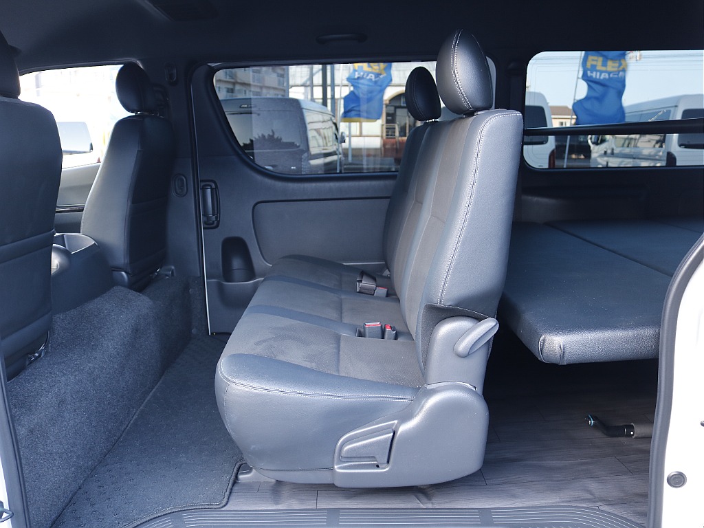 3人掛けベンチシートは足元のスペースございます☆