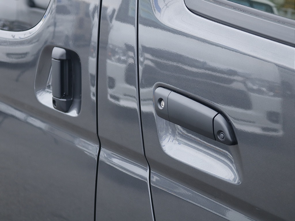 ドアノブもマットブラックです♪