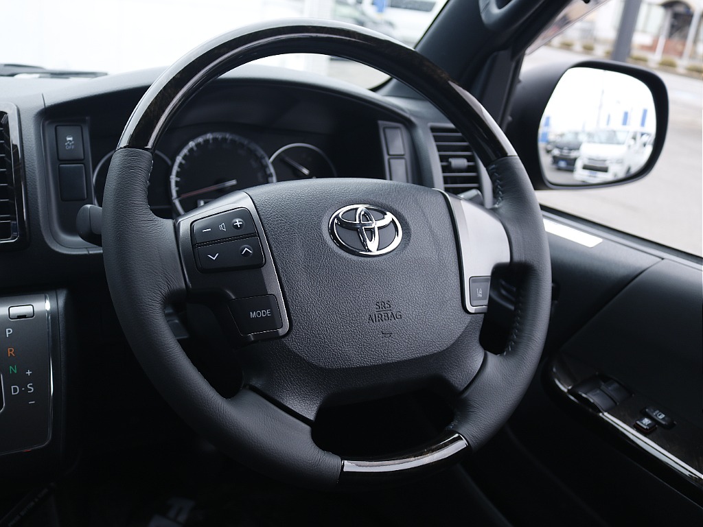 茨城県つくば市にハイエース専門の新車・中古車の展示場を展開！人気のグレード・年式をその場で見比べられます♪皆様のご来場、お問合せを心よりお待ちしております☆