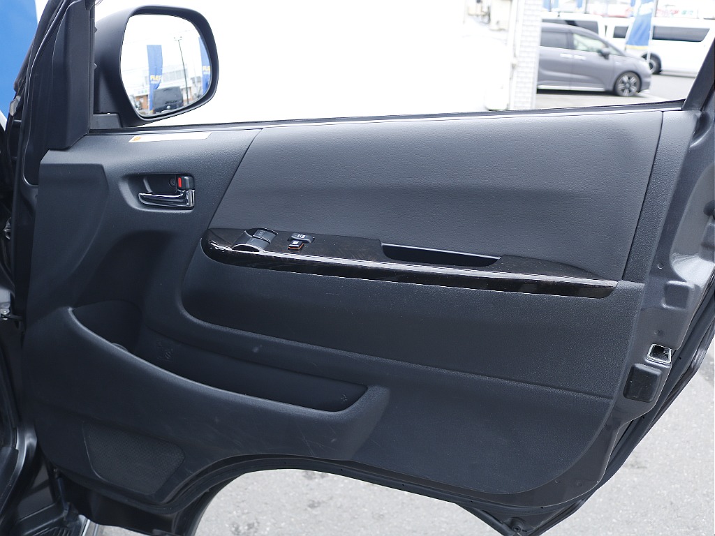 茨城県つくば市にハイエース専門の新車・中古車の展示場を展開！人気のグレード・年式をその場で見比べられます♪皆様のご来場、お問合せを心よりお待ちしております☆