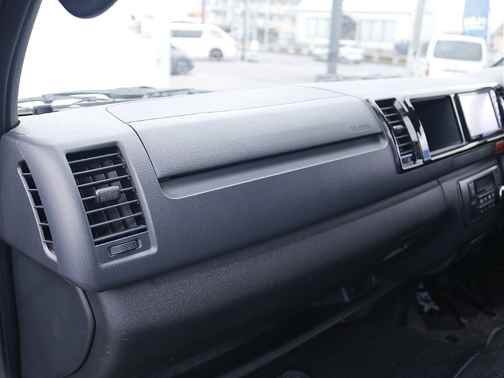 茨城県つくば市にハイエース専門の新車・中古車の展示場を展開！人気のグレード・年式をその場で見比べられます♪皆様のご来場、お問合せを心よりお待ちしております☆