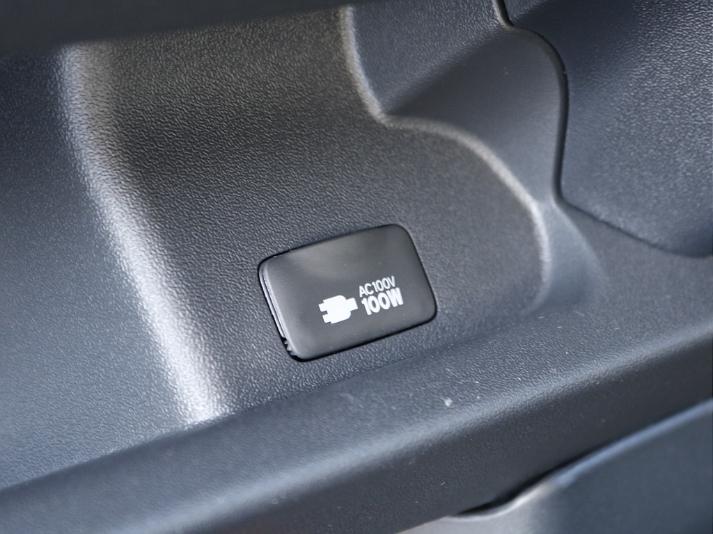 茨城県つくば市にハイエース専門の新車・中古車の展示場を展開！人気のグレード・年式をその場で見比べられます♪皆様のご来場、お問合せを心よりお待ちしております☆