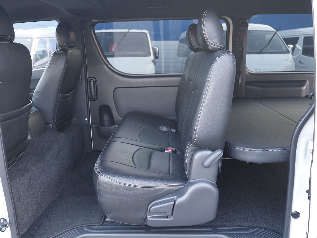 2列目はベンチシートはタイプの3人掛けとなります☆