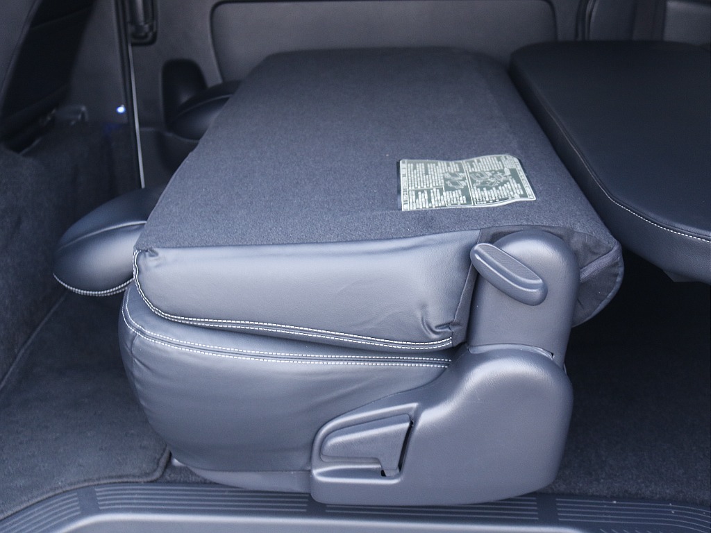 2列目シートは前後にリクライニング可能です☆