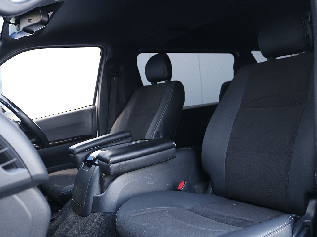 茨城県つくば市にハイエース専門の新車・中古車の展示場を展開！人気のグレード・年式をその場で見比べられます♪皆様のご来場、お問合せを心よりお待ちしております☆