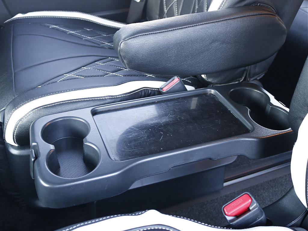 収納可能なドリンクホルダーも装備♪