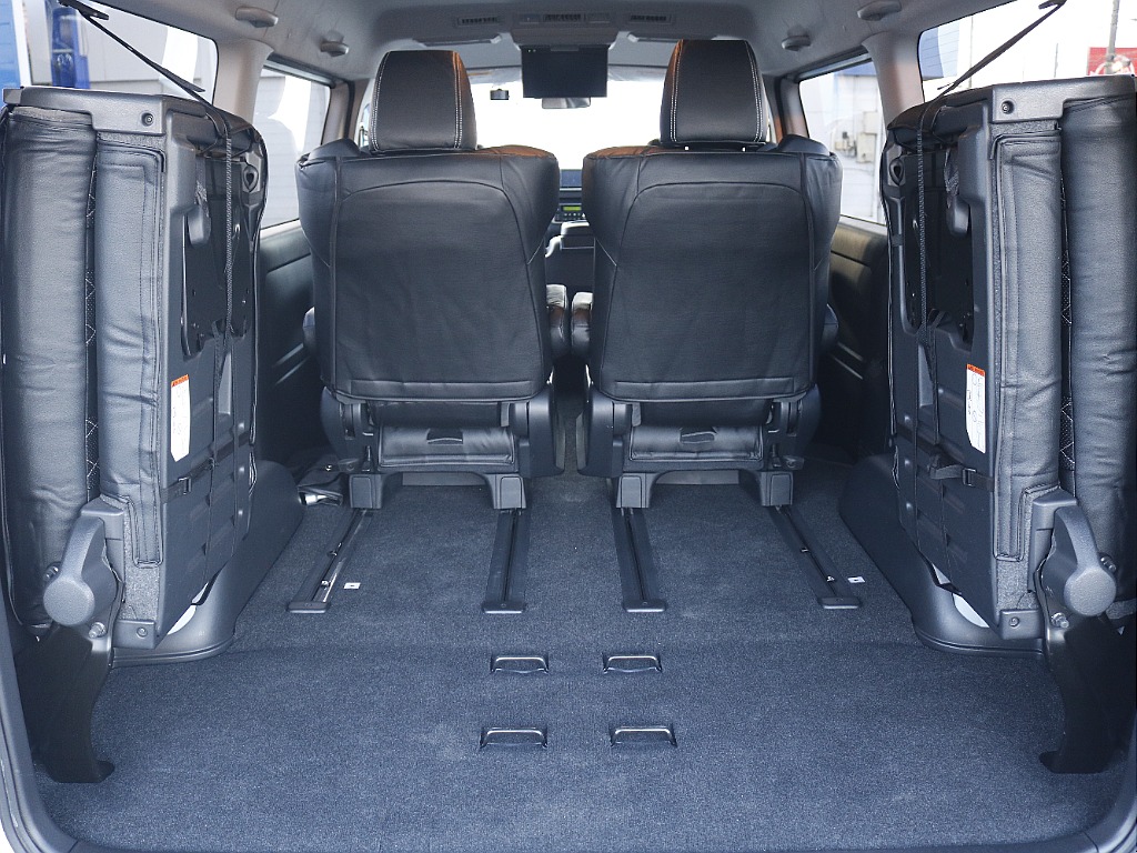 後部座席を跳ね上げれば広大な荷室にも変化いたします♪