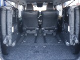 後部座席を跳ね上げれば広大な荷室にも変化いたします♪