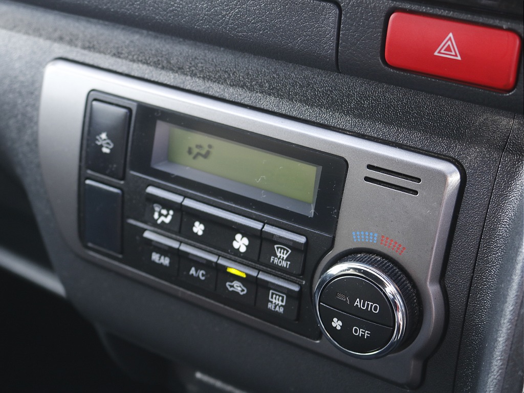 茨城県つくば市にハイエース専門の新車・中古車の展示場を展開！人気のグレード・年式をその場で見比べられます♪皆様のご来場、お問合せを心よりお待ちしております☆