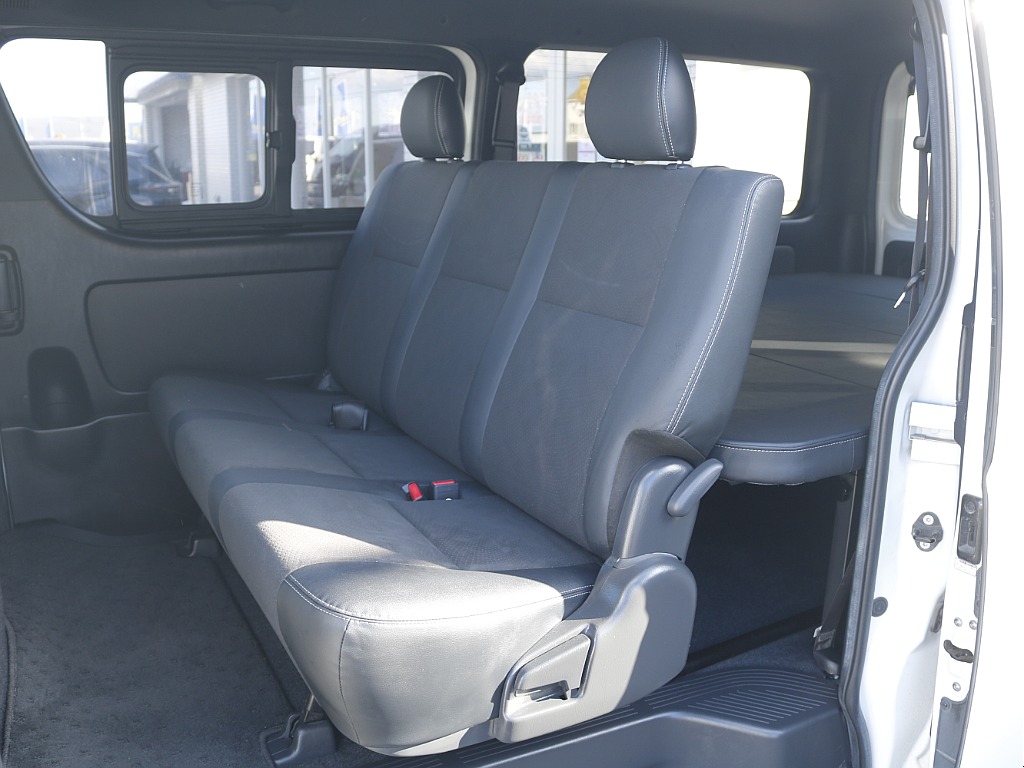 茨城県つくば市にハイエース専門の新車・中古車の展示場を展開！人気のグレード・年式をその場で見比べられます♪皆様のご来場、お問合せを心よりお待ちしております☆