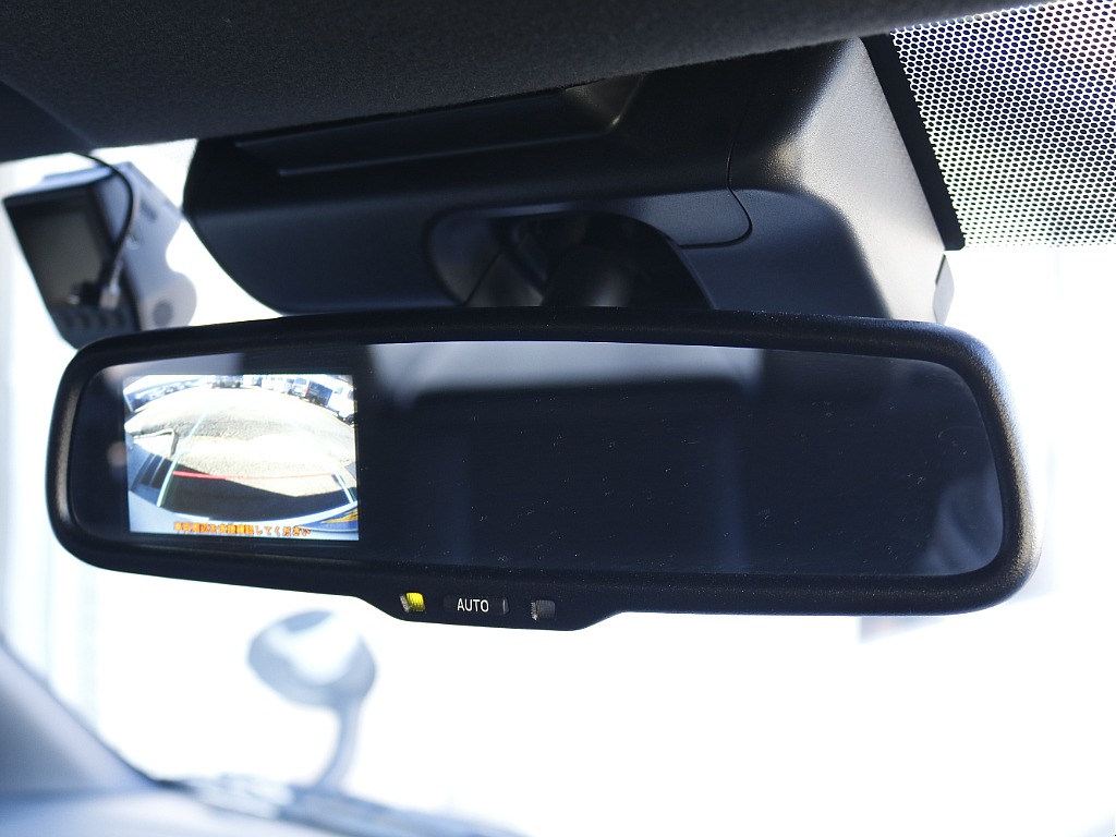 バックモニター付き自動防眩ミラー！