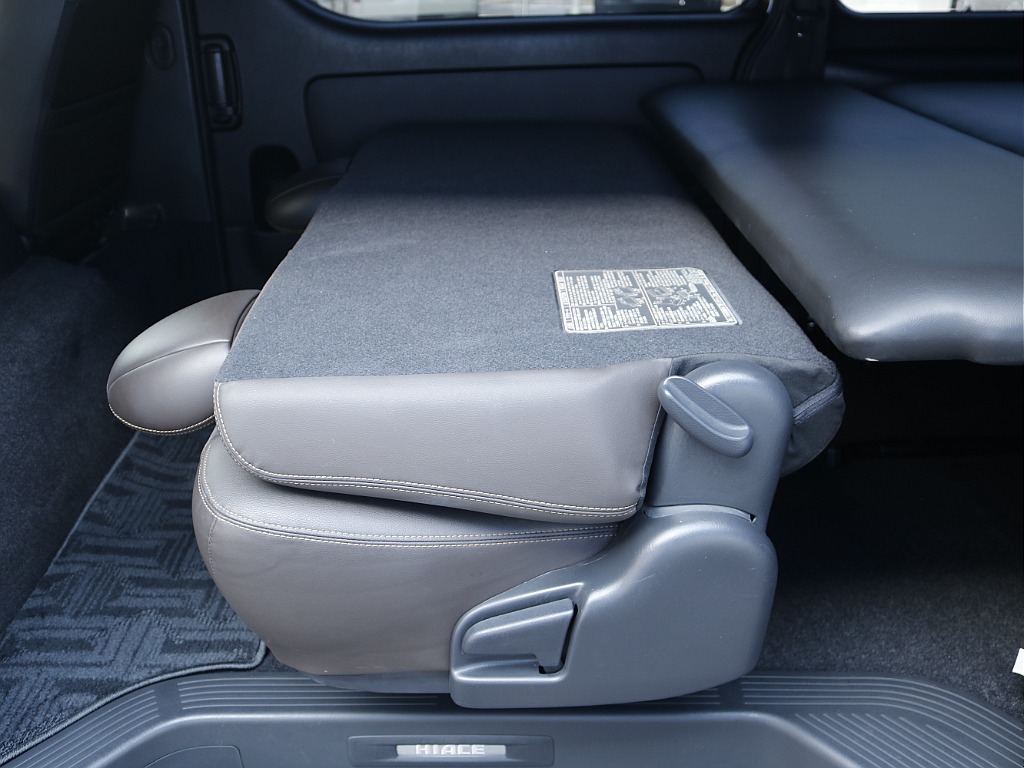 ベッドキットと同じ高さにリクライニング可能となっております☆