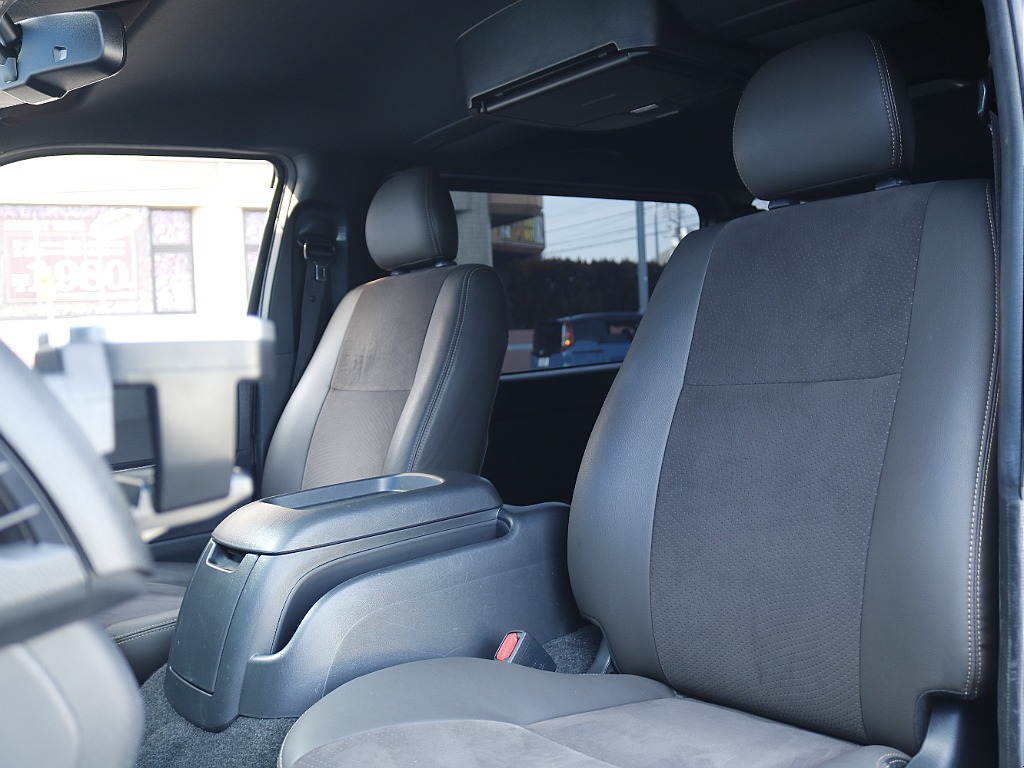 茨城県つくば市にハイエース専門の新車・中古車の展示場を展開！人気のグレード・年式をその場で見比べられます♪皆様のご来場、お問合せを心よりお待ちしております☆