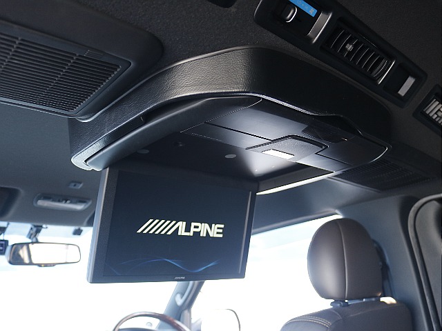 12.8インチフリップダウンモニター付きです☆後列の方も見やすい大きなモニターです☆