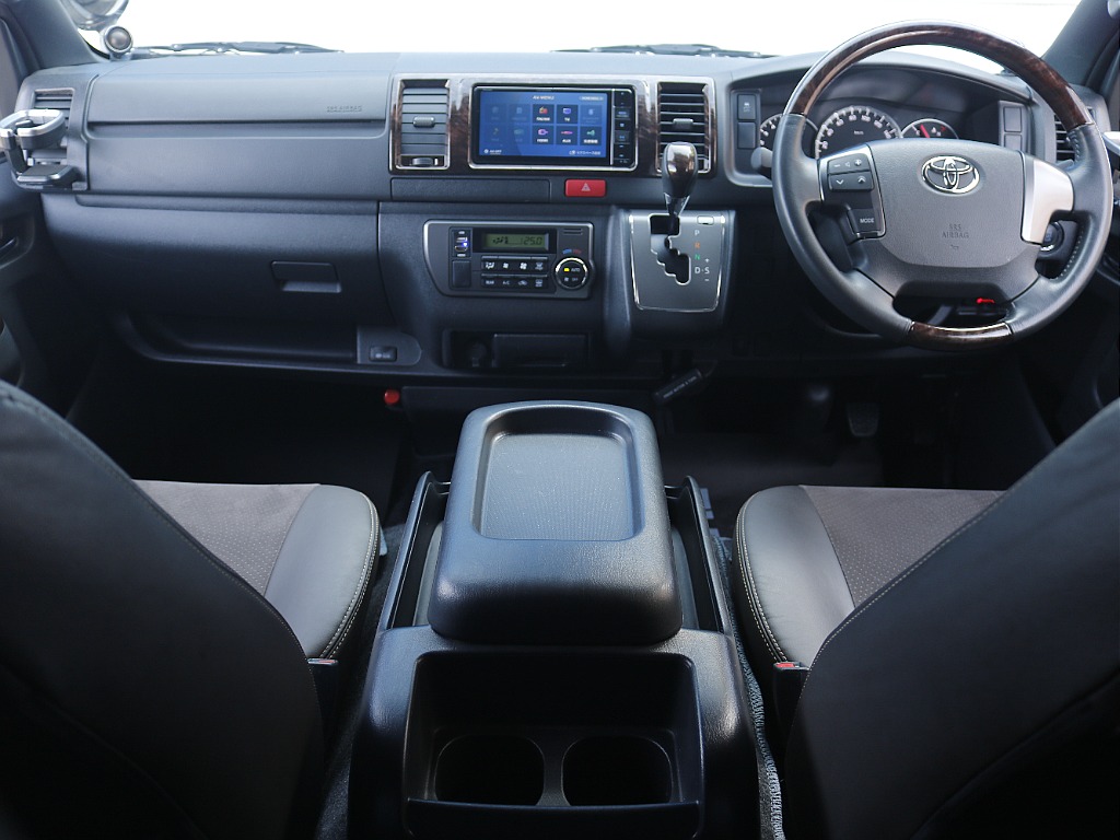 茨城県つくば市にハイエース専門の新車・中古車の展示場を展開！人気のグレード・年式をその場で見比べられます♪皆様のご来場、お問合せを心よりお待ちしております☆