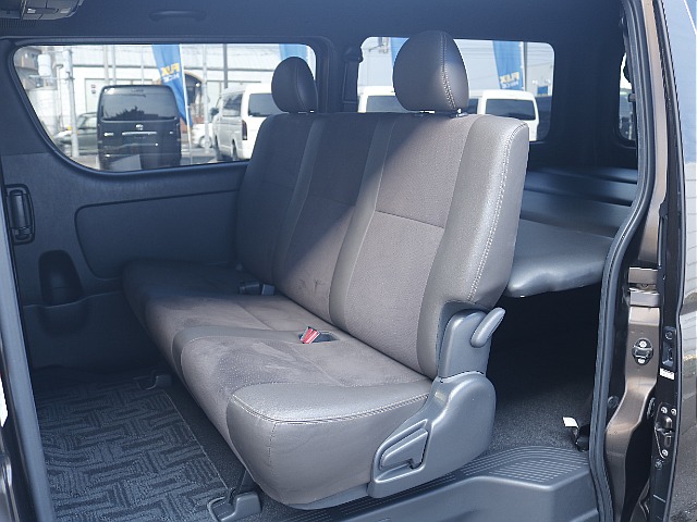 2列目ベンチシートも50Thモデル限定ブラウン内装です☆