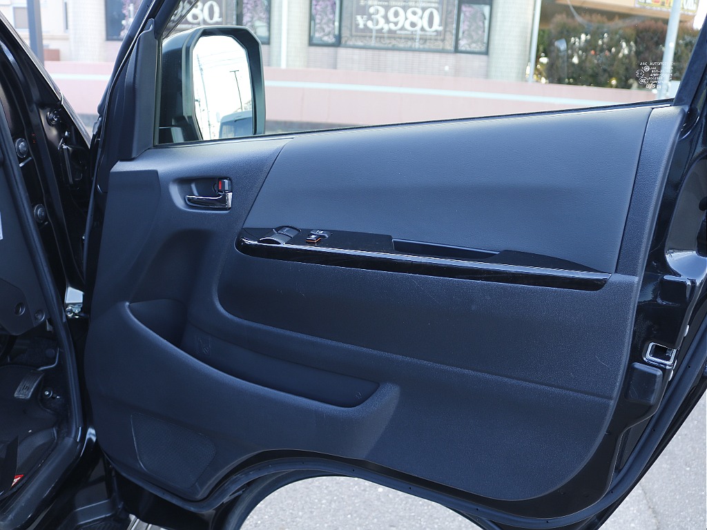 茨城県つくば市にハイエース専門の新車・中古車の展示場を展開！人気のグレード・年式をその場で見比べられます♪皆様のご来場、お問合せを心よりお待ちしております☆