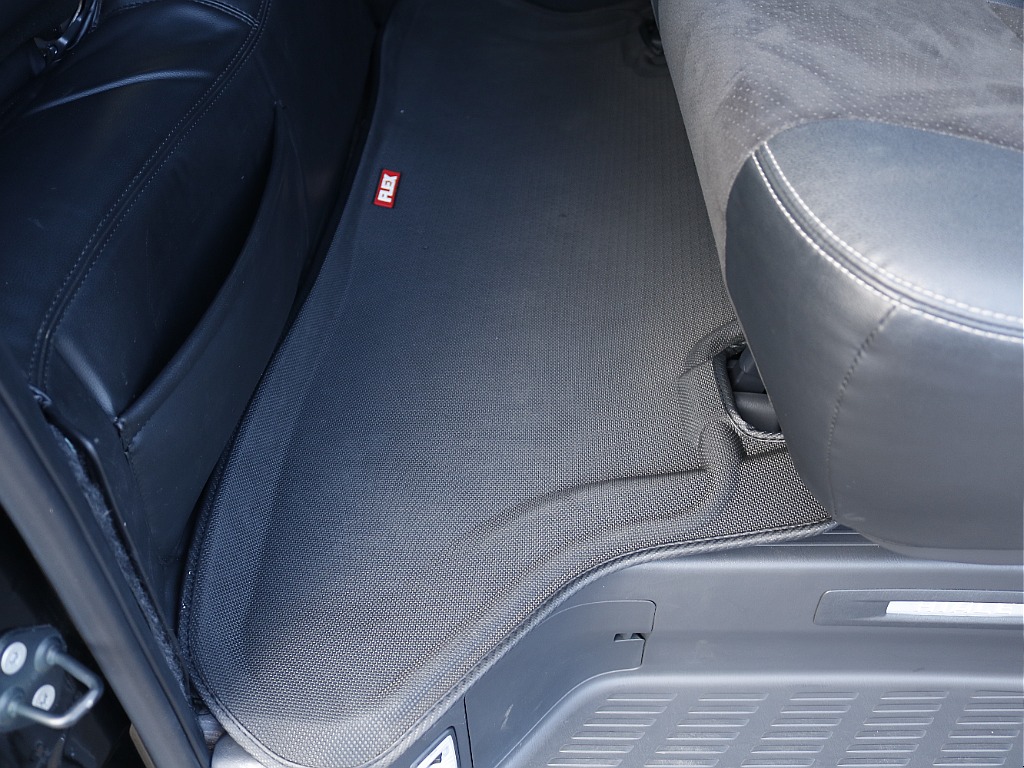 茨城県つくば市にハイエース専門の新車・中古車の展示場を展開！人気のグレード・年式をその場で見比べられます♪皆様のご来場、お問合せを心よりお待ちしております☆