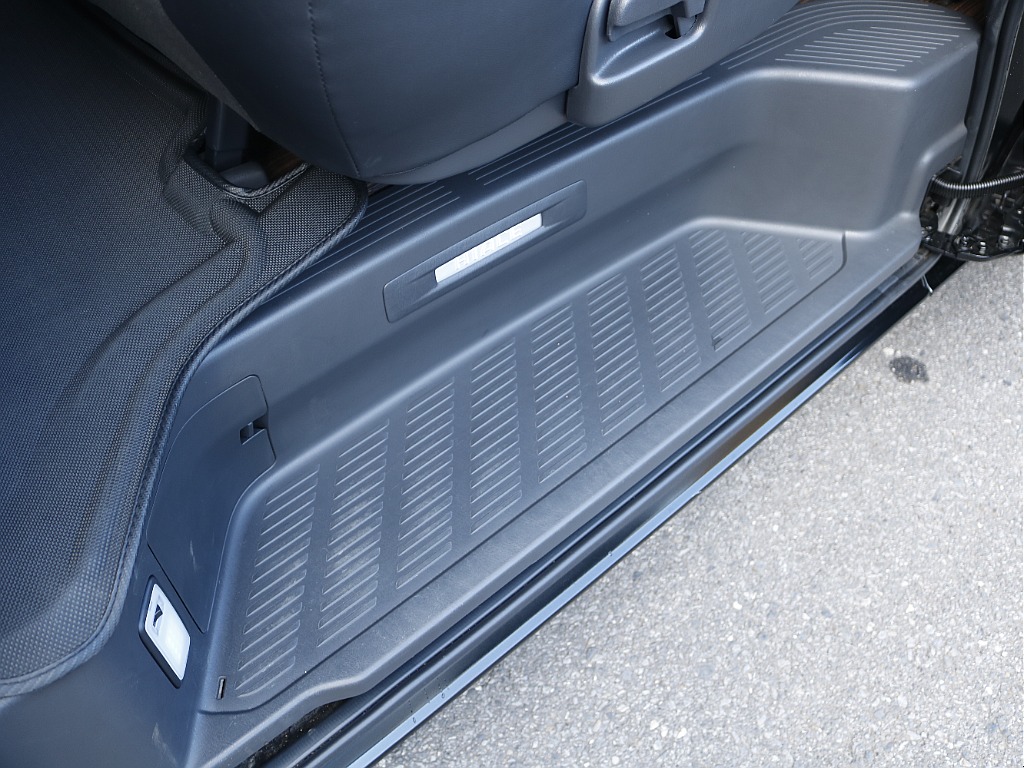 茨城県つくば市にハイエース専門の新車・中古車の展示場を展開！人気のグレード・年式をその場で見比べられます♪皆様のご来場、お問合せを心よりお待ちしております☆