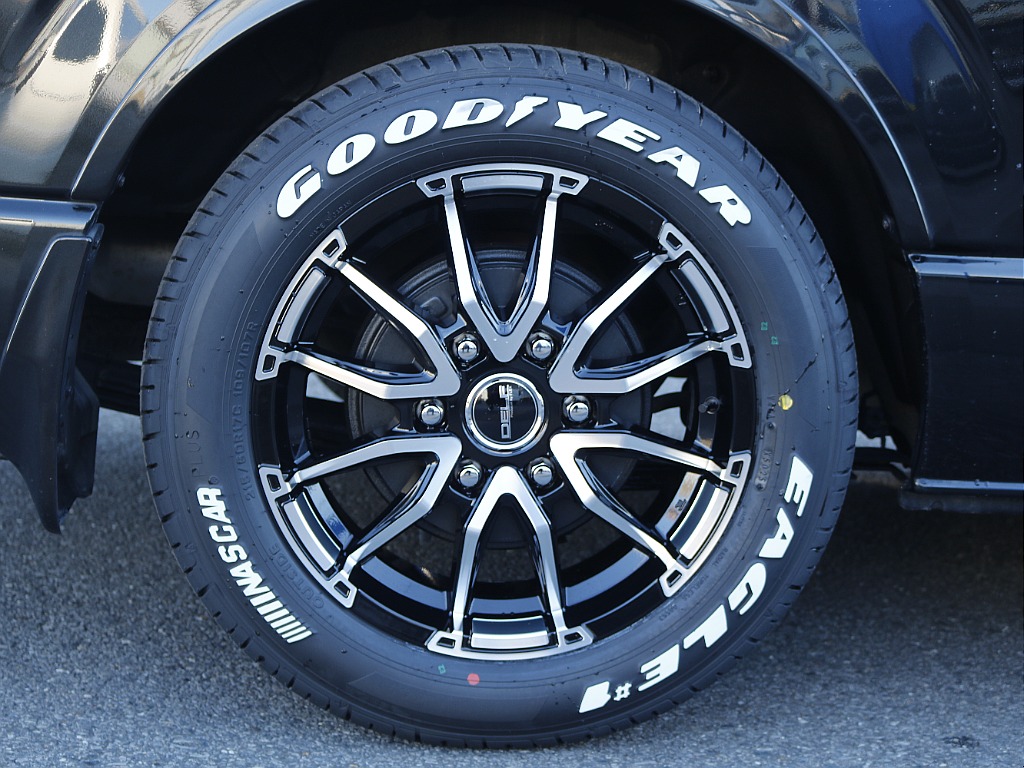 茨城県つくば市にハイエース専門の新車・中古車の展示場を展開！人気のグレード・年式をその場で見比べられます♪皆様のご来場、お問合せを心よりお待ちしております☆