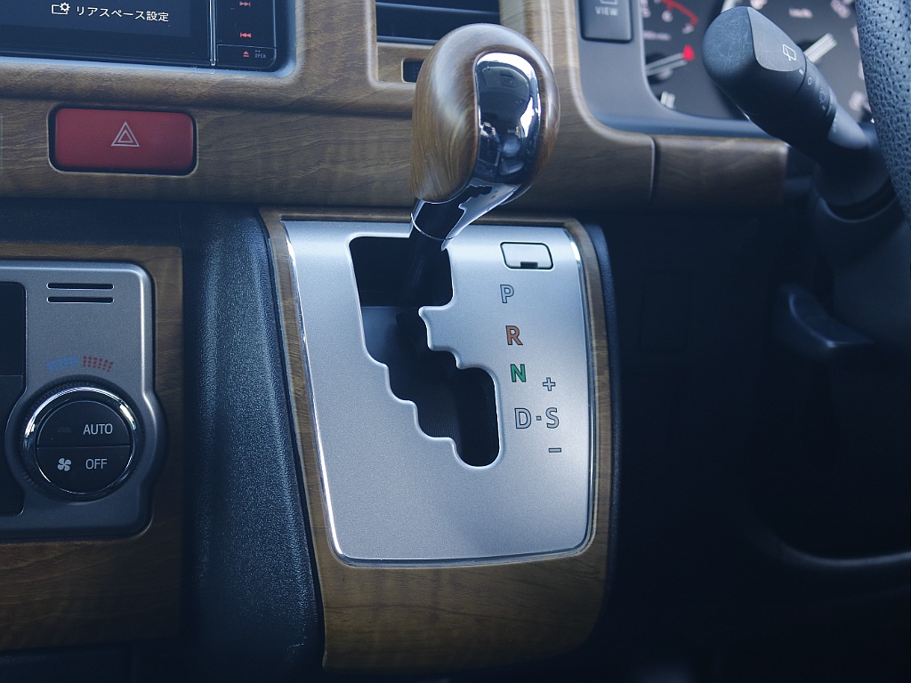 茨城県つくば市にハイエース専門の新車・中古車の展示場を展開！人気のグレード・年式をその場で見比べられます♪皆様のご来場、お問合せを心よりお待ちしております☆