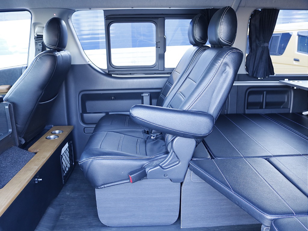 前向き８名、後ろ向き２名乗車！